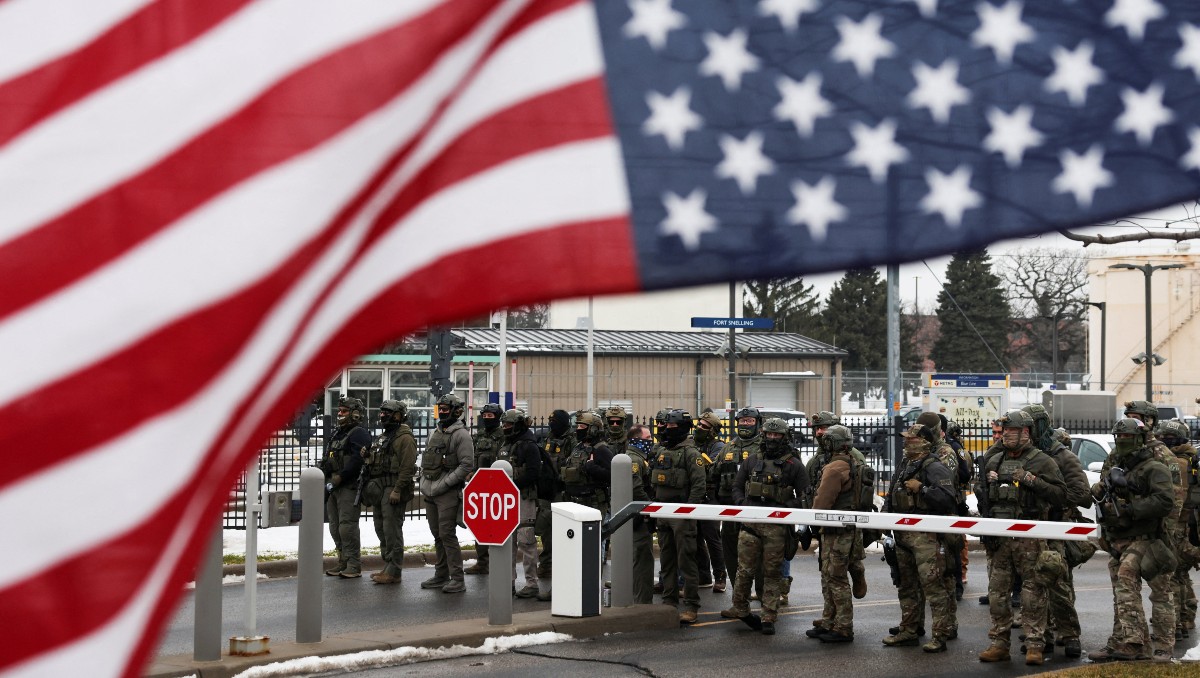 Existe un conflicto en EU por las redadas, detenciones y el uso de la fuerza policial. | Reuters