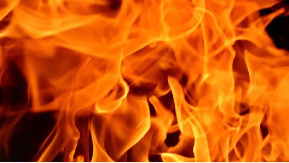 Cuerpos de Bomberos y Protección Civil sofocaron un fuerte incendio en una recicladora de la colonia El Potrero. | Archivo.