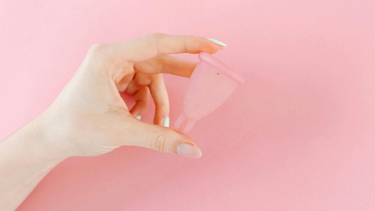 Cómo elegir y usar la copa menstrual de forma segura | Especial