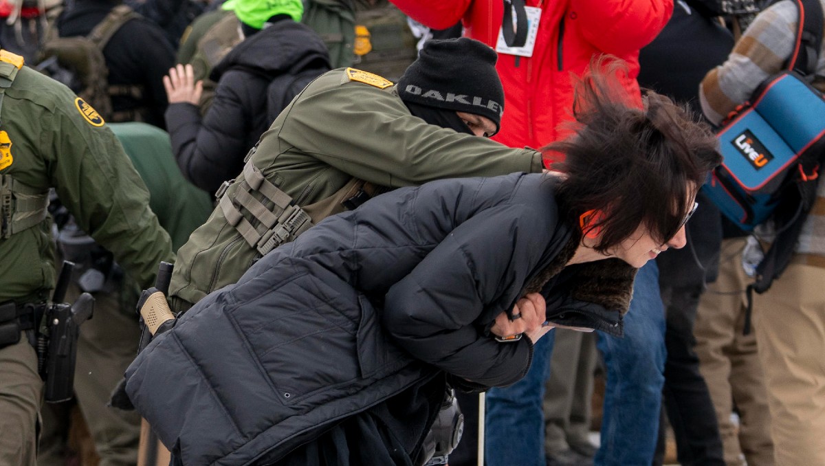 Los enfrentamientos aumentaron cuando el encargado de Inmigración Gregory Bovino llegó al lugar. | EFE