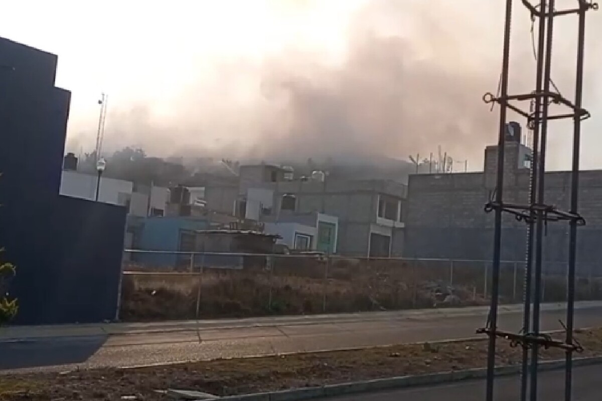 El fuego generó una densa columna de humo visible desde distintos puntos del fraccionamiento.