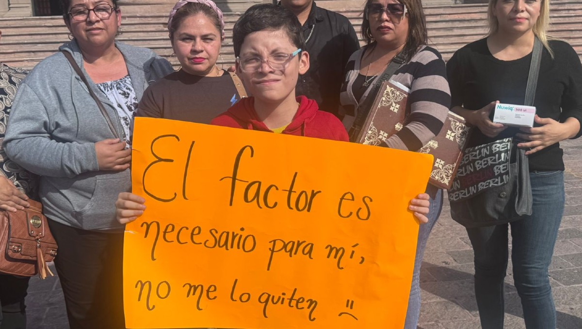 Los menores piden que no se les quite el medicamento, ya que es muy caro. Foto: Fabricio Gallegos