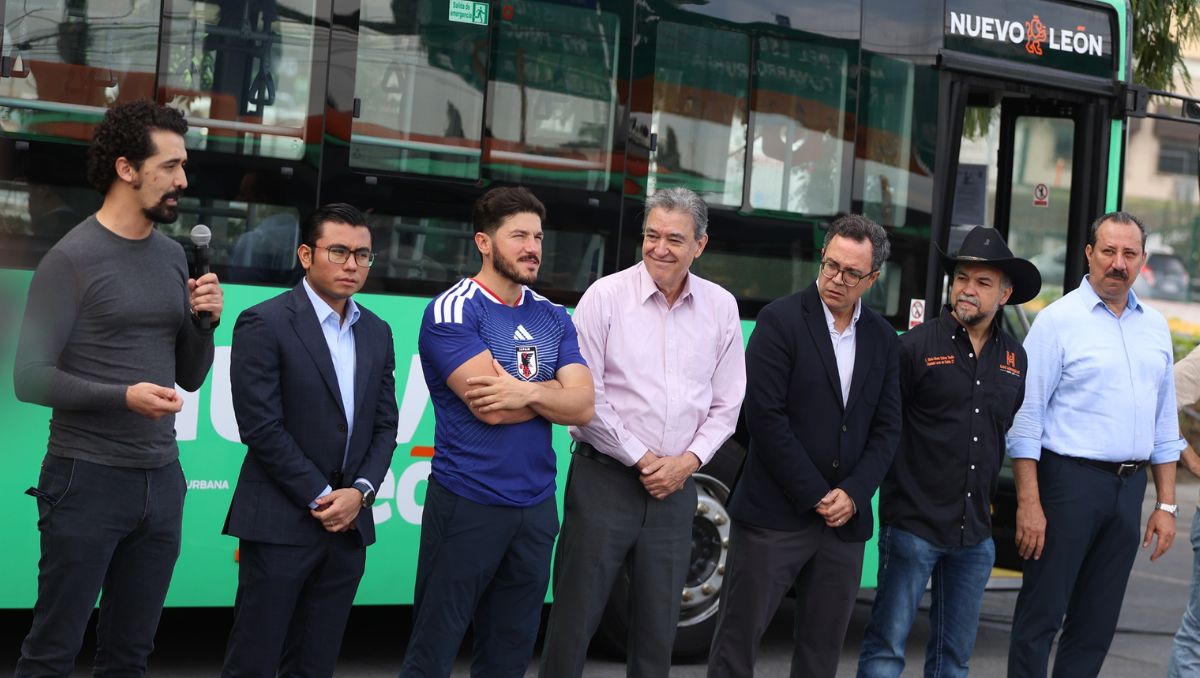 Samuel García habló de los programas y apoyos sociales en la entrega de nuevos camiones de la Ruta 223. | Jorge López