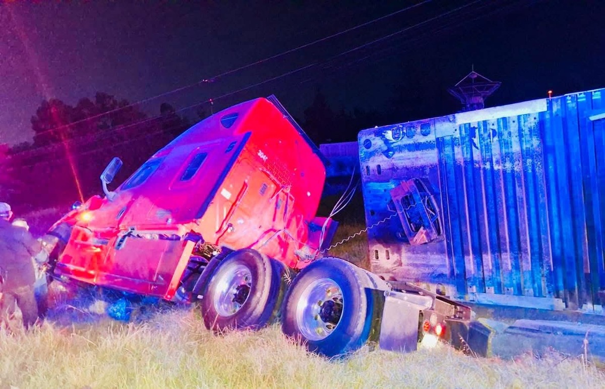 Tractocamión con reporte de robo provoca accidente. (Cortesía)