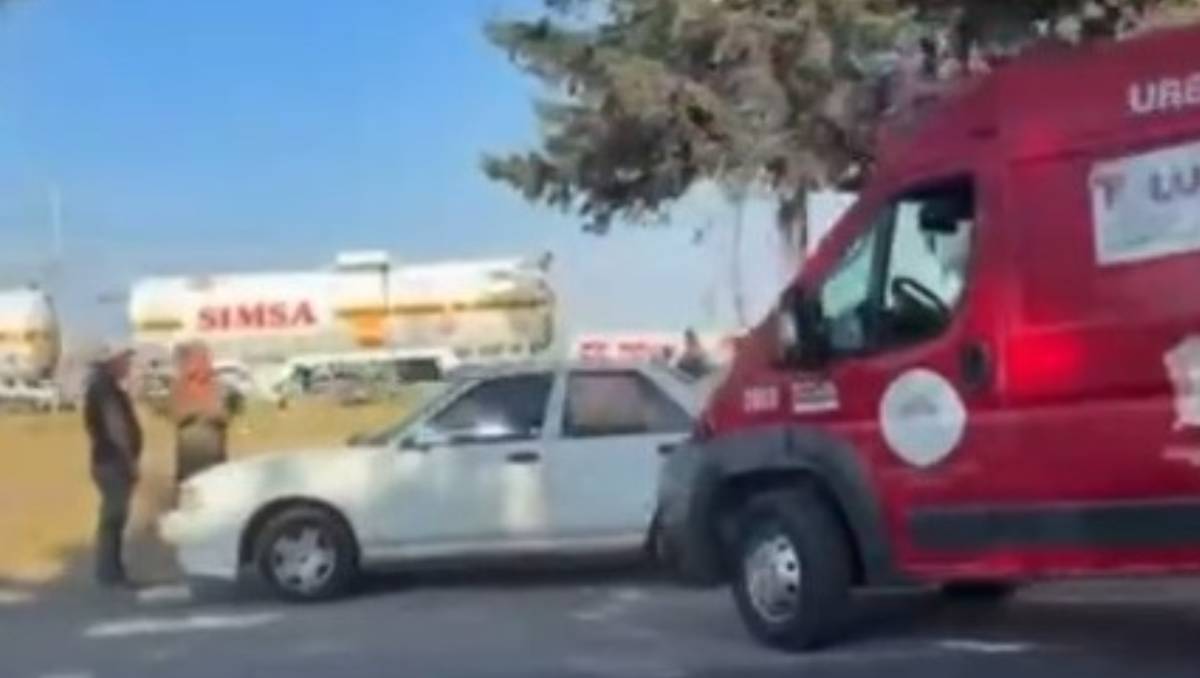 La unidad de transporte público quedó sobre las vías del tren. Especial