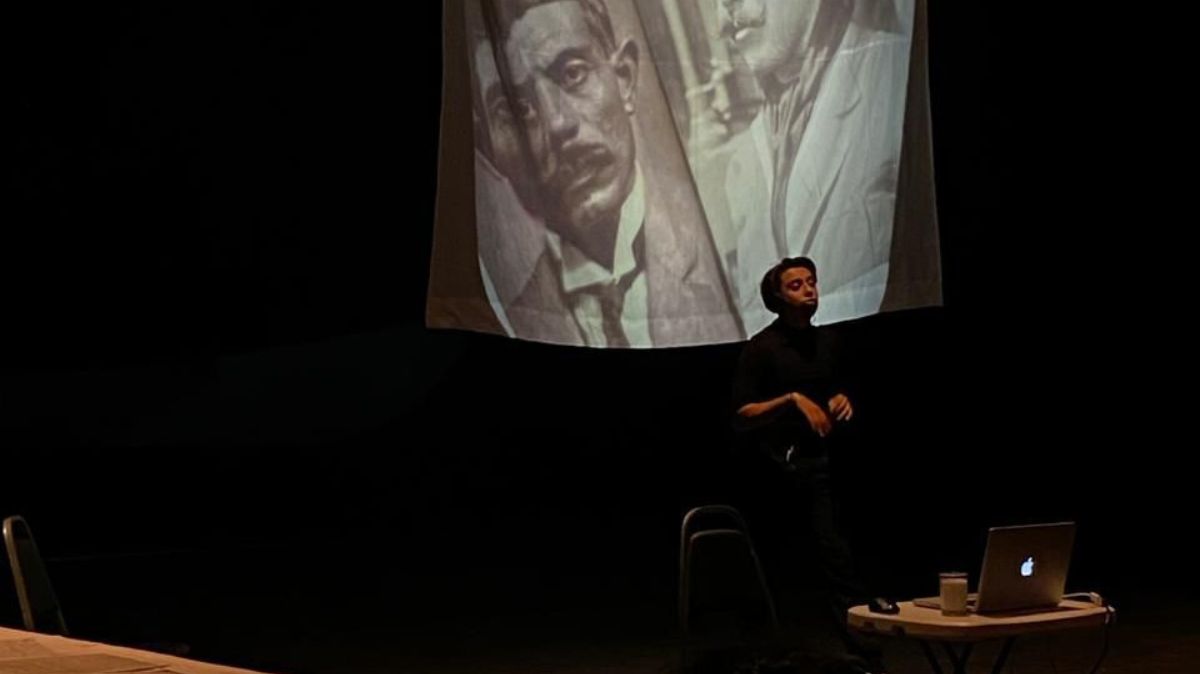 En el unipersonal de Iván Losa, el teatro se convierte en un mecanismo de memoria.| Cortesía