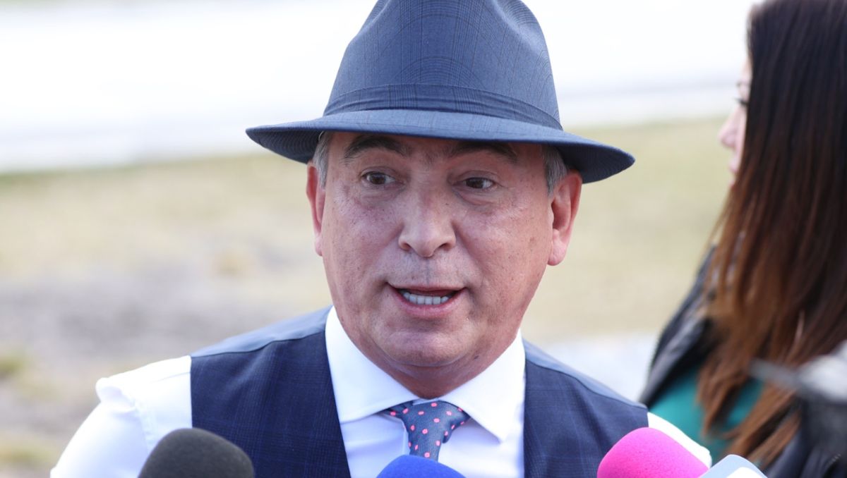 Aldo Fasci Zuazua, ex secretario de Seguridad Pública de Nuevo León, limpió la estatua del general Juan Zuazua Esparza. Jorge López