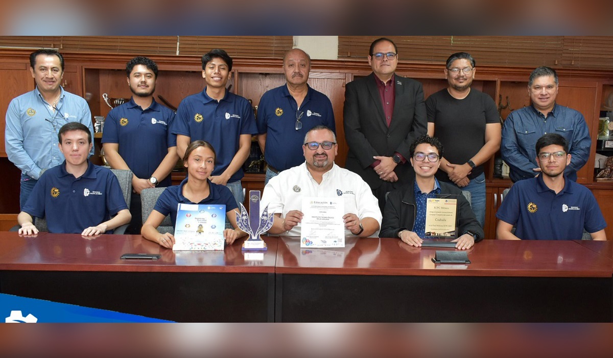 Alumnos y autoridades presentes en la reunión. (cortesía)