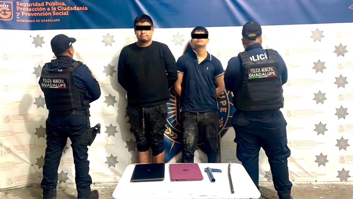 Les aseguraron dos computadoras portátiles, así como un hacha y una barra metálica. Especial