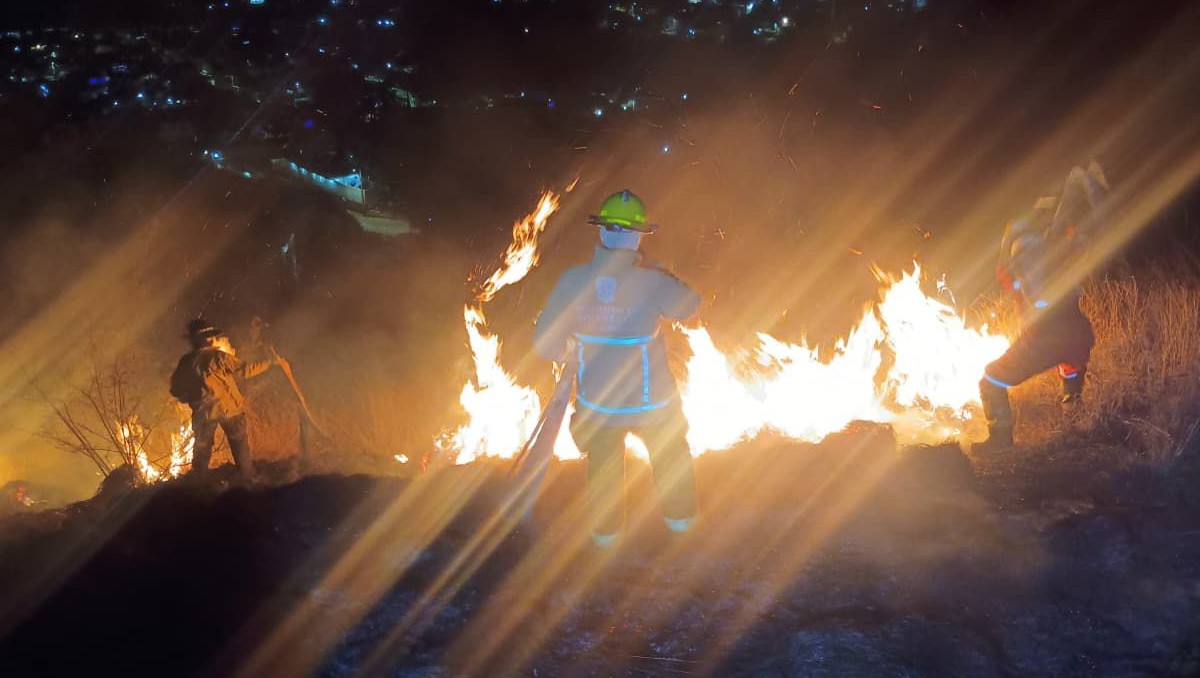 Bomberos atendieron la emergencia en el Cerro de las Cruces. | Foto: Especial