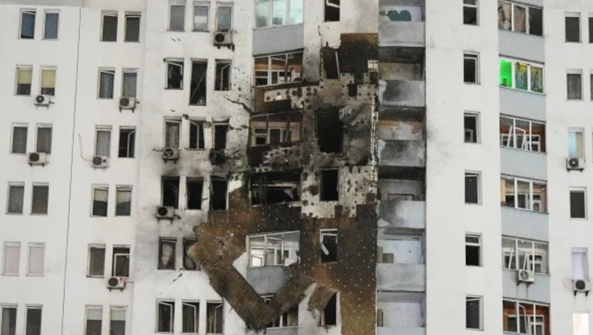 Edificio dañado tras un ataque ruso en Kiev el 9 de enero de 2026. | FOTO. AP