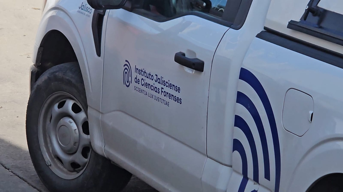 Elementos del Instituto Jalisciense de Ciencias Forenses arribaron hasta la unidad médica para retirar el cuerpo (Foto: Juan Carlos Munguía)