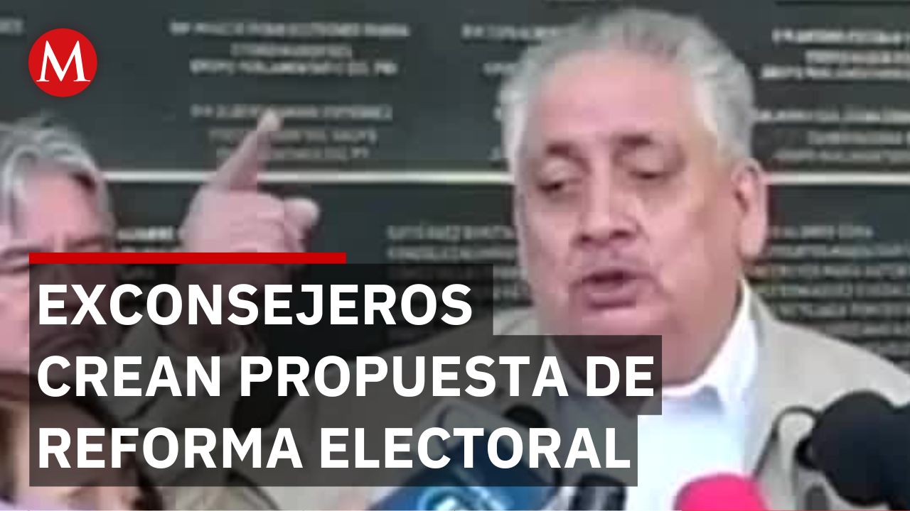 Le entregan una propuesta de reforma electoral a Kenia López Rabadán por parte de Somos México