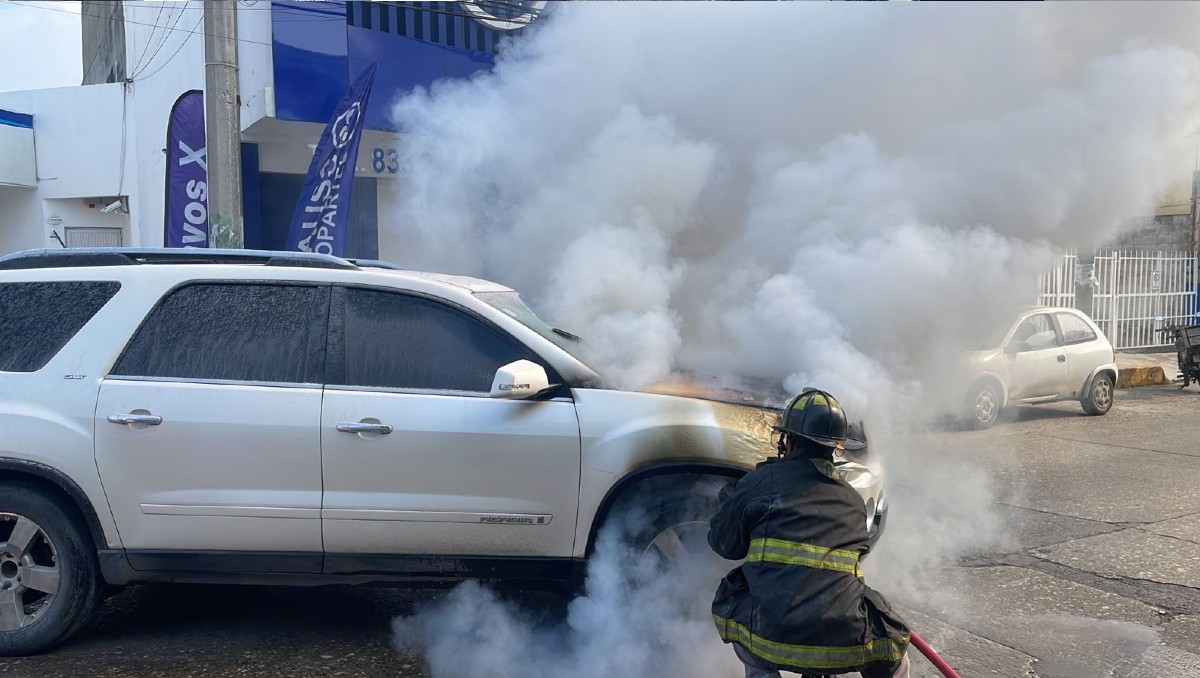 Se incendia unidad sobre la avenida 1 de Mayo en Ciudad Madero. (Mario Juárez)