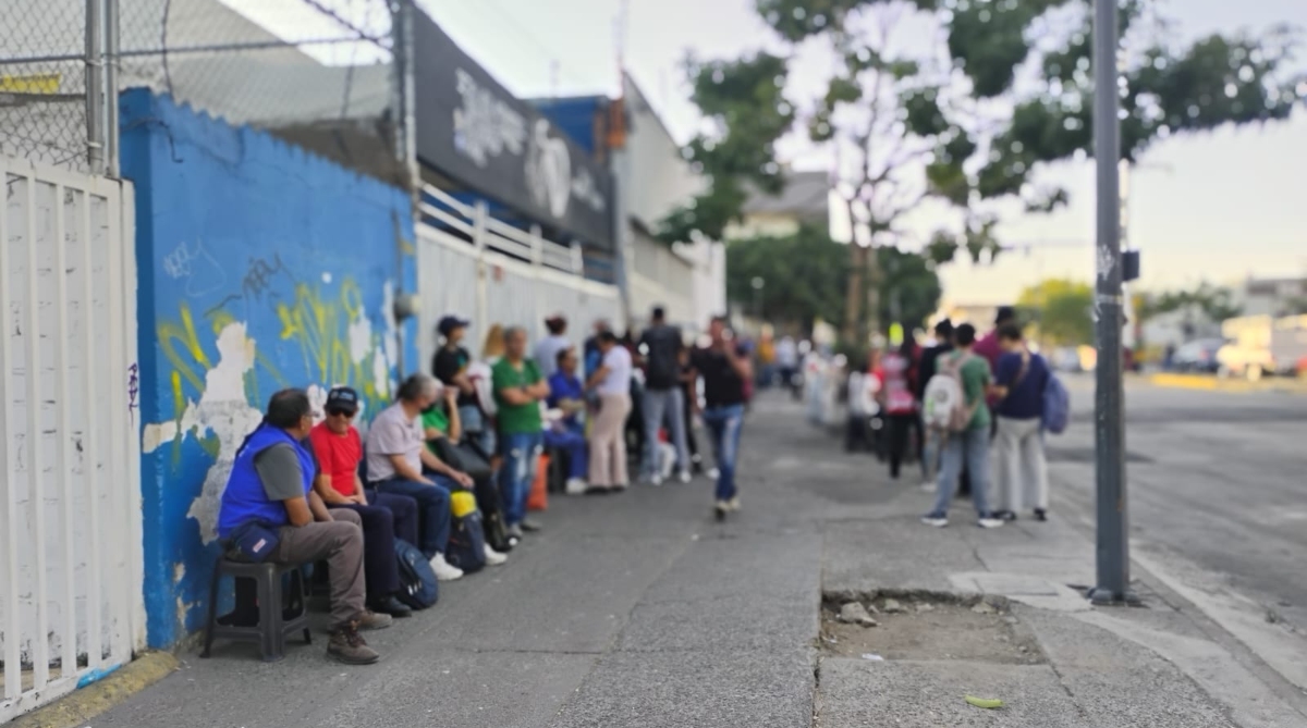 Miles de jaliscienses hacen largas filas diariamente para abordar una unidad de transporte público (Foto: Gloria Reza)