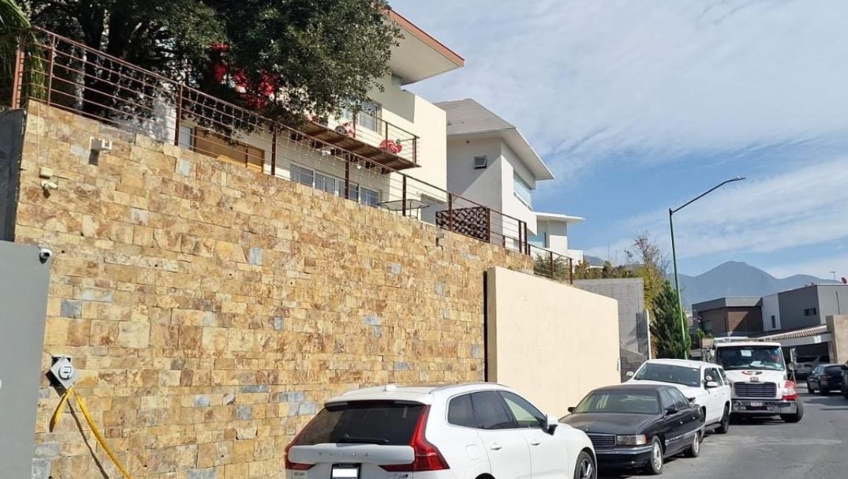 Durante el operativo los agentes investigadores quienes restringieron el paso y mantuvieron vigilancia en el fraccionamiento. | Especial