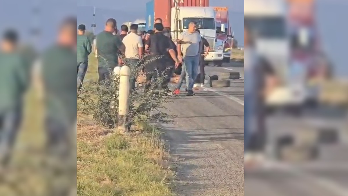 Otros automovilistas apoyaron mientras llegaban las autoridades (Raúl Aguilar Lares)