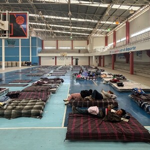 En total, 21 personas que pasaron la noche en el Gimnasio Deportivo Municipal de Villagrán tras la explosión en bodega.