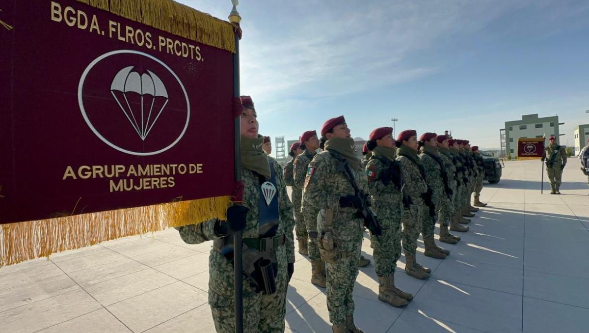 Con el grito “somos paracaidistas”, iniciaron los festejos por el 80 aniversario del Batallón de élite del Ejército. Foto: Juan Camacho