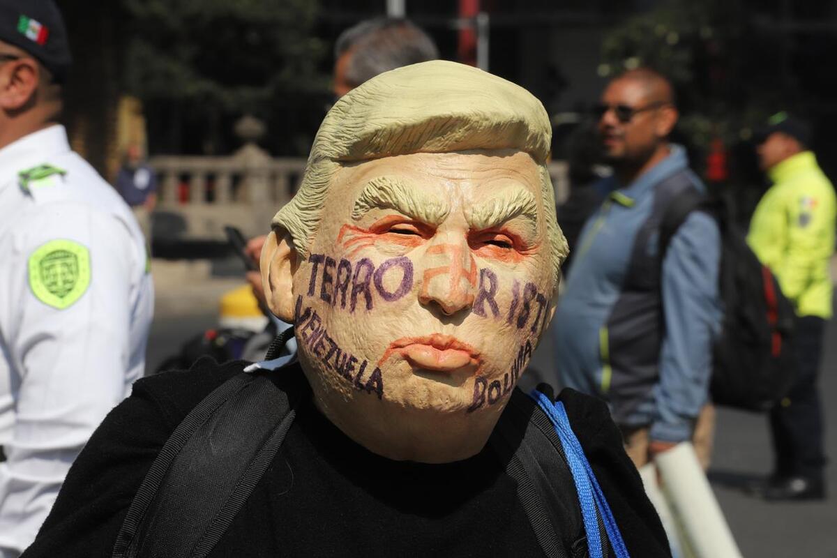 Piñatas, mascara y figuras del presidente estadunidense fueron pintadas y hasta golpeadas. | Foto: Jorge Carballo