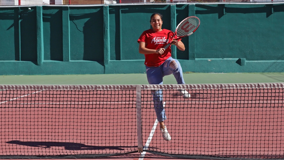 Poblana multimedallista Upaep; disciplina y pasión por el tenis | Melanie Torres