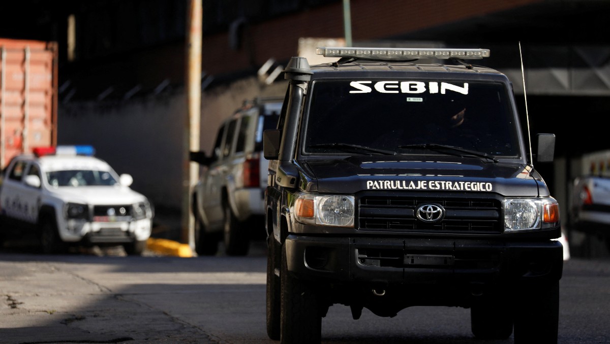 Presuntamente, grupos se encuentran cortando carreteras y registrando vehículos en busca de pruebas de apoyo a EU. | Reuters