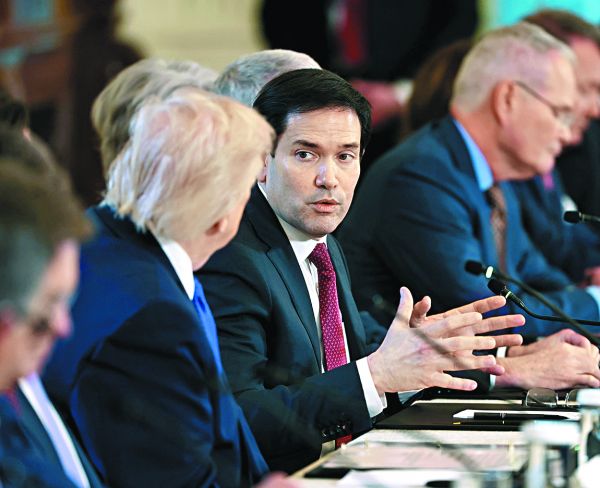 El secretario y el mandatario estadunidenses en una reunión en la Casa Blanca. EFE