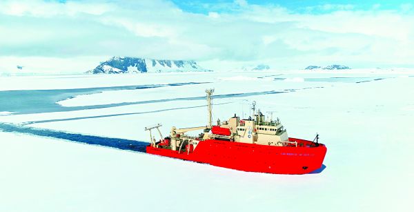 El círculo polar ártico está en el centro de la pugna por sus depósitos de combustibles fósiles no explorados y sus nuevos corredores marítimos. SHUTT