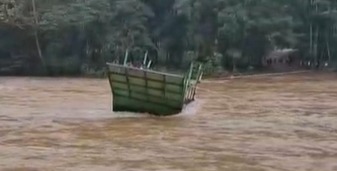 Los docentes sufrieron el accidente porque se reventó el cable de la panga en la que viajaban. | Especial