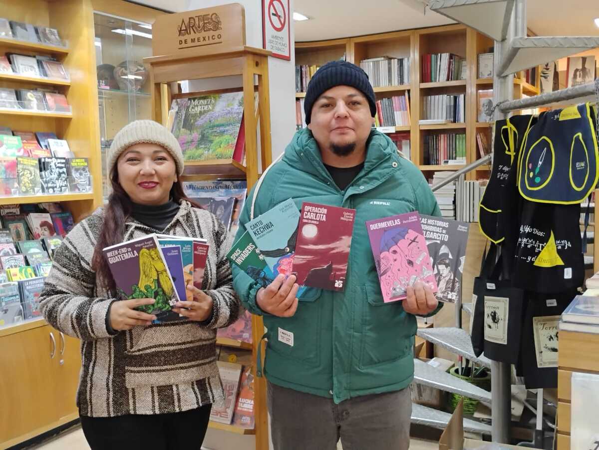 EDUCAL Torreón regala libros a jóvenes de la colección '25 para el 25'.| Especial