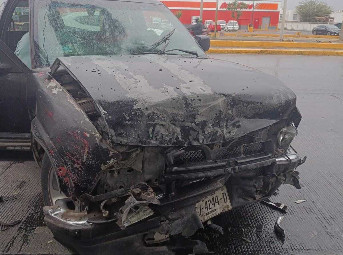 Por exceso de velocidad, brinca camellón e impacta 2 autos en Torreón.| Especial