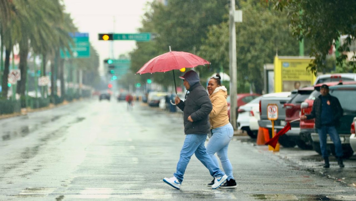 El frío y la llovizna continúan durante el inicio de semana en el estado. Foto: Roberto Alanís