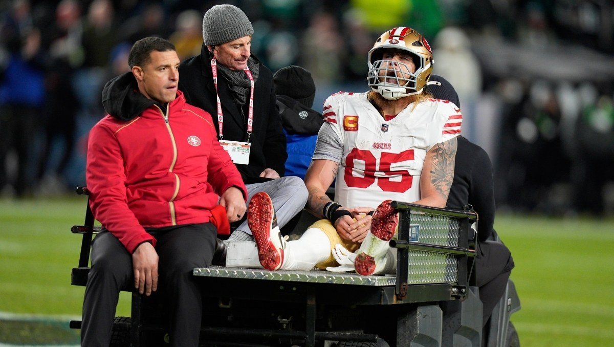 George Kittle, de 49ers, es baja para lo que resta de los playoffs de la NFL (AP)