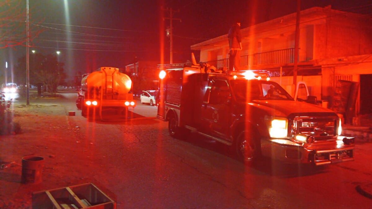 El siniestro ocurrió de madrugada en la calzada Emilio Carranza y calle Ecuador.| Especial.