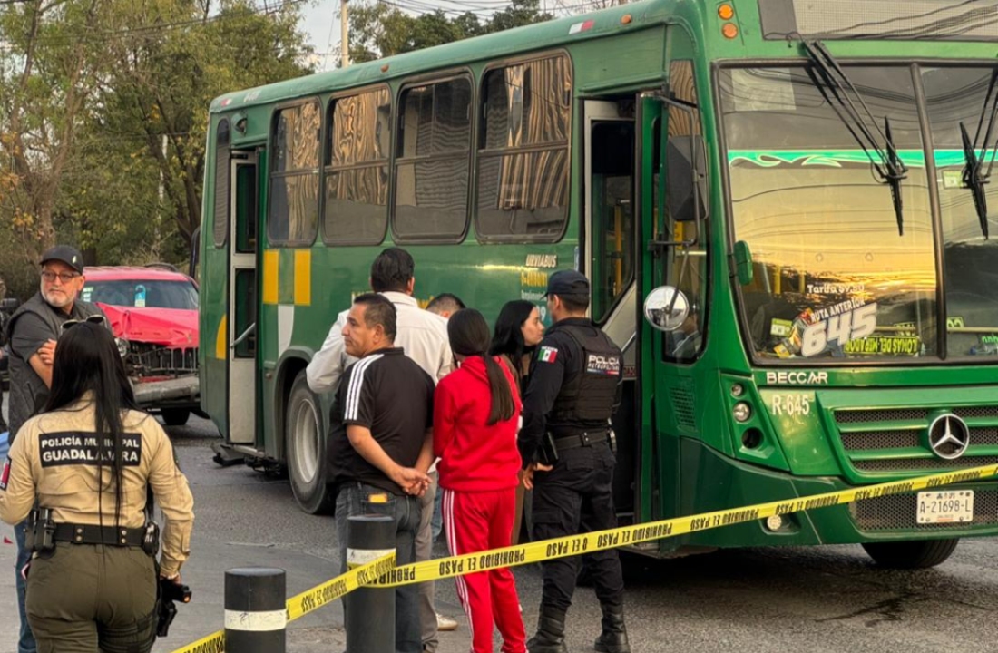 La unidad de transporte público y la motociclista esperaban el siga del semáforo (Foto: Alan Castellanos)