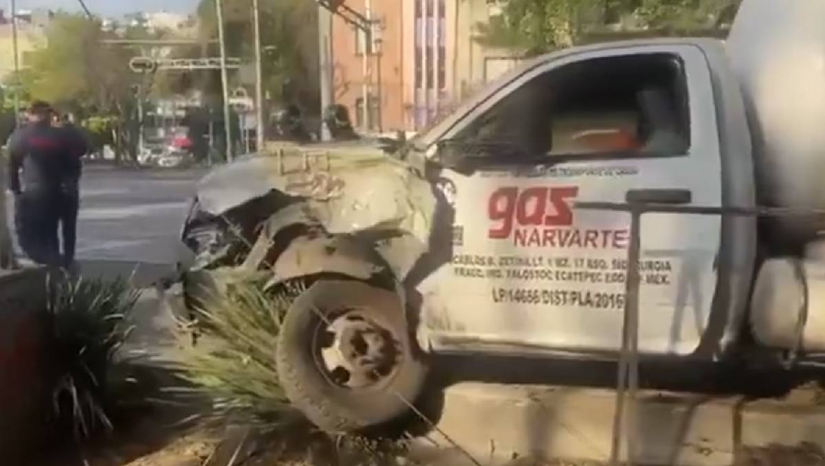 El chofer chocó la pipa contra el poste para evitar una tragedia mayor. Foto: (Especial)