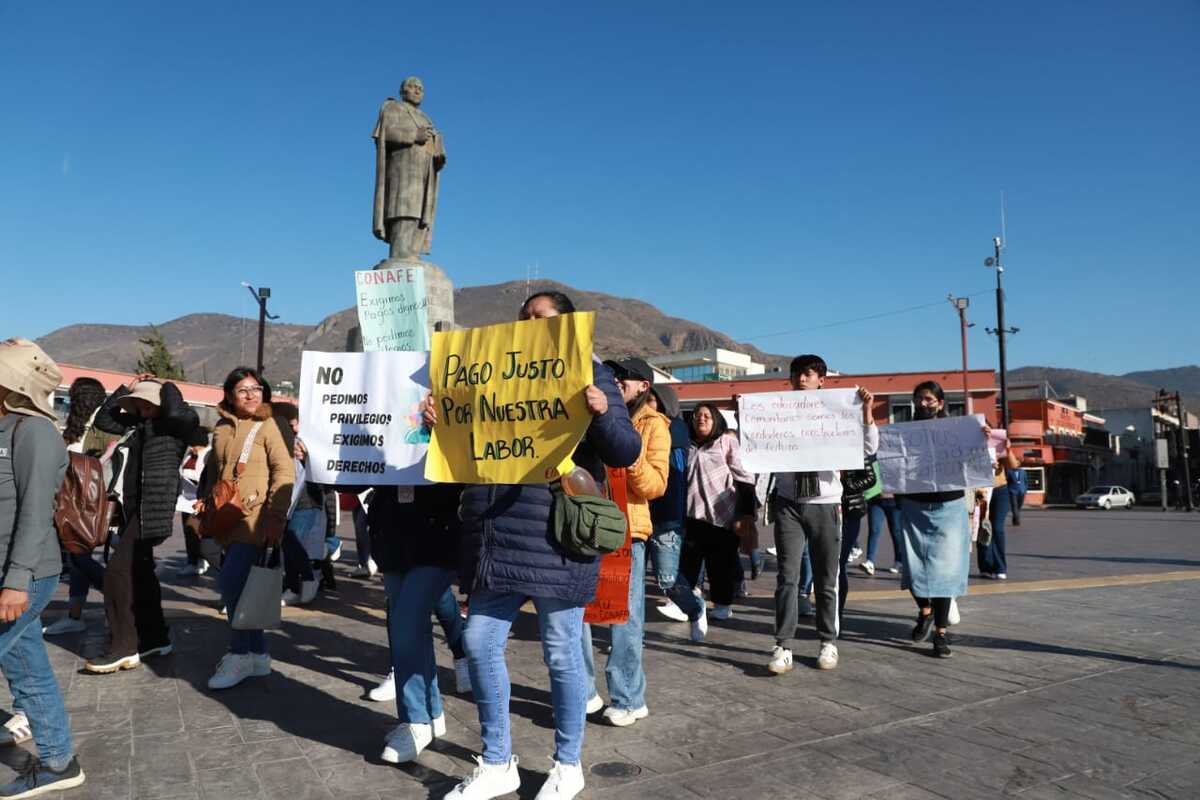Docentes comunitarios marcharon por las calles de Pachuca para pedir mejoras salariales. (Jorge Sánchez)