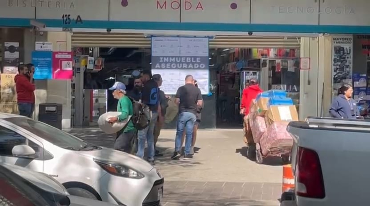 Elementos de la Fiscalía aseguraron un inmueble propiedad de IPEJAL (Foto: Juan Carlos Munguía)