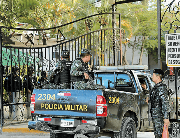 Fuerzas armadas resguardan los sufragios en el CNE. EFE