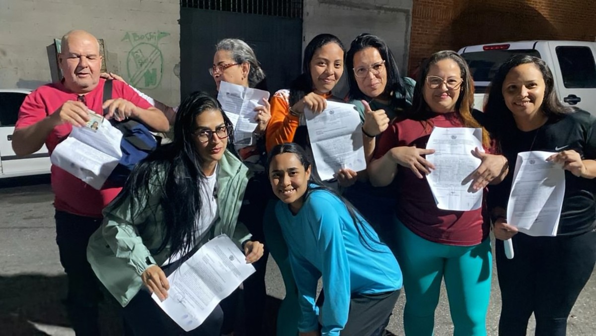 Los prisioneros se reencontraron con sus familiares quienes los esperaban afuera. | X