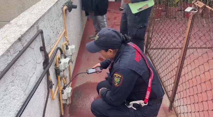 Bomberos con detectores de gas. (Foto: especial)