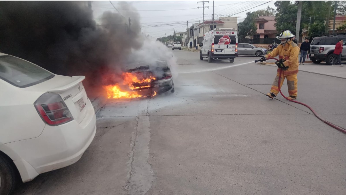 Camioneta se incendia en plena calle de la colonia Unidad Nacional. (Mario Juárez)
