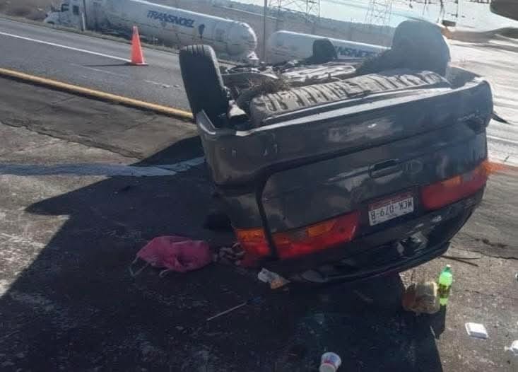 Camioneta vuelca en la México-Tuxpan. (Cortesía)
