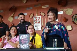 Cocineras tradicionales presentes durante el anuncio del festival Fogones de México