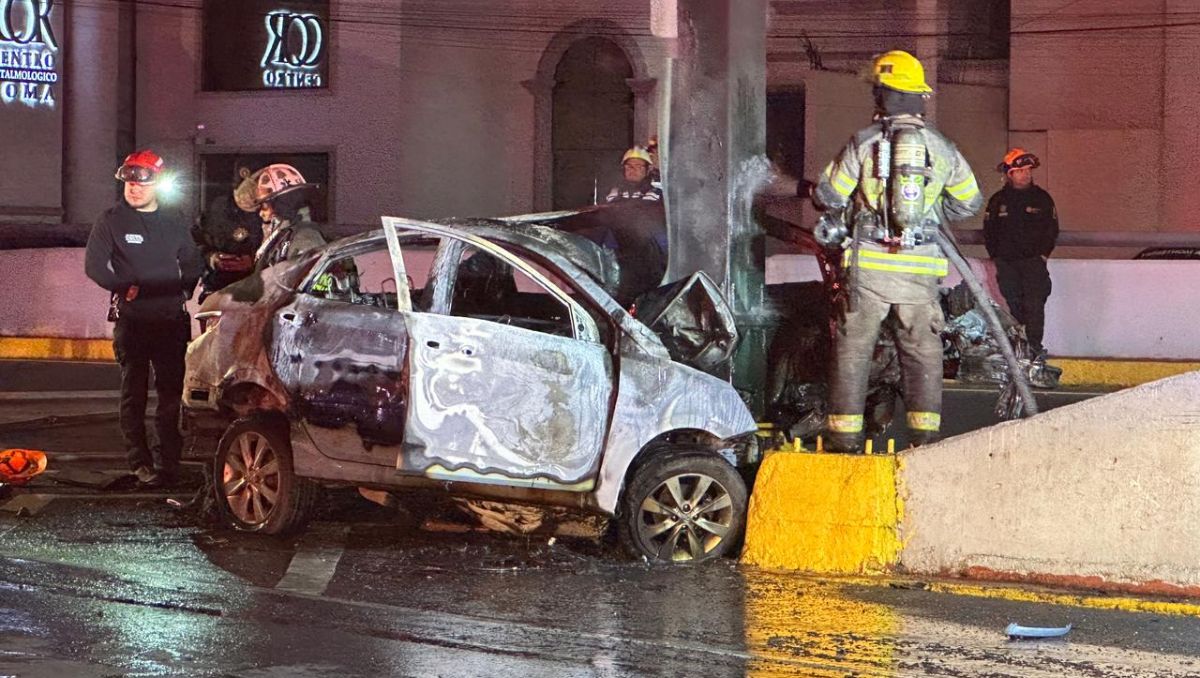 El conductor de un automóvil Dodge Attitude se estrelló contra el muro que divide los carriles de circulación. Fernada Pérez