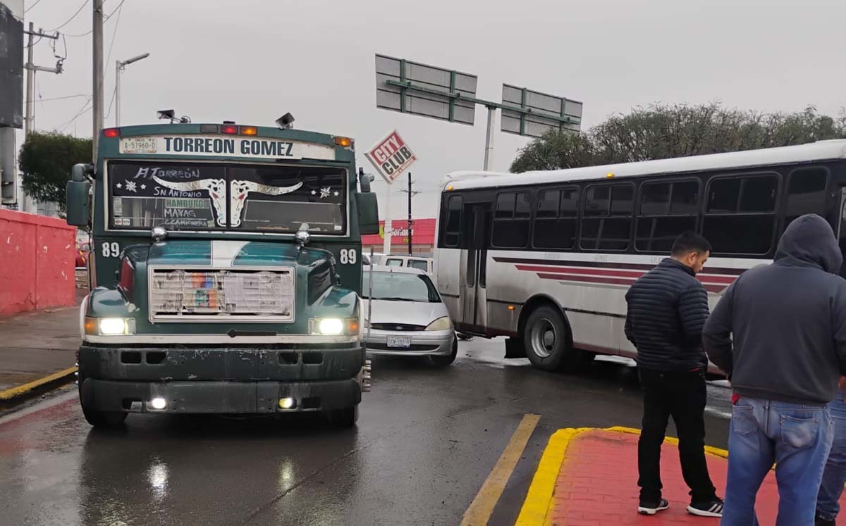 Conductor queda atrapado entre dos camiones en Gómez Palacio. l Foto: Especial