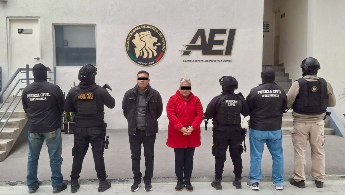 Los detenidos portaban 41 bolsas con marihuana, 30 con cristal, y 900 pesos en efectivo. Foto: Especial