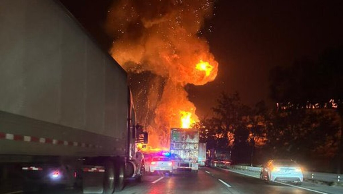 La explosión causó el cierre de ambos sentidos de la México-Querétaro | X: @GN_Carreteras.