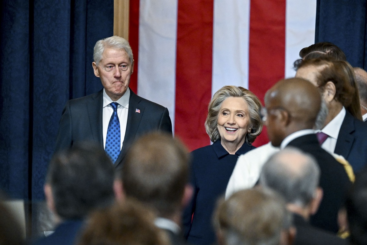 El expresidente Bill Clinton y la exsecretaria de Estado Hillary Clinton llegan al Capitolio de Washington en 2025. (Kenny Holston/The New York Times)