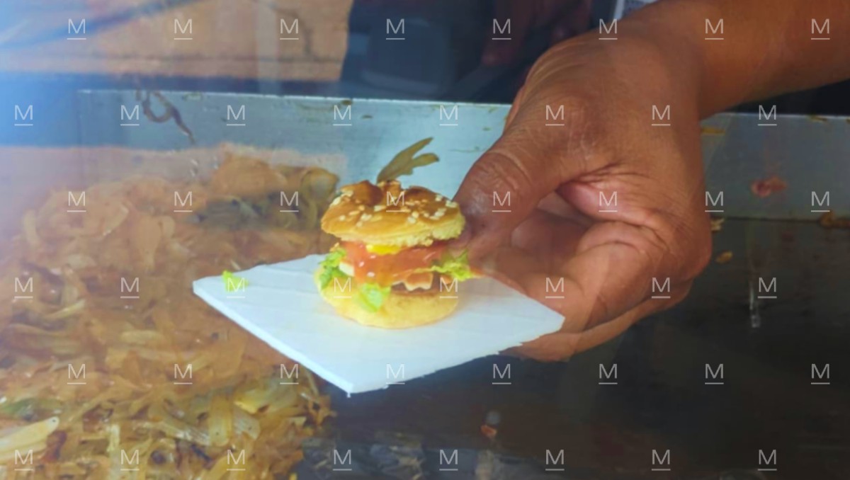 En la Feria Estatal de León, un comerciante sorprende a familias y turistas con la “hamburguesa más pequeña del mundo”.